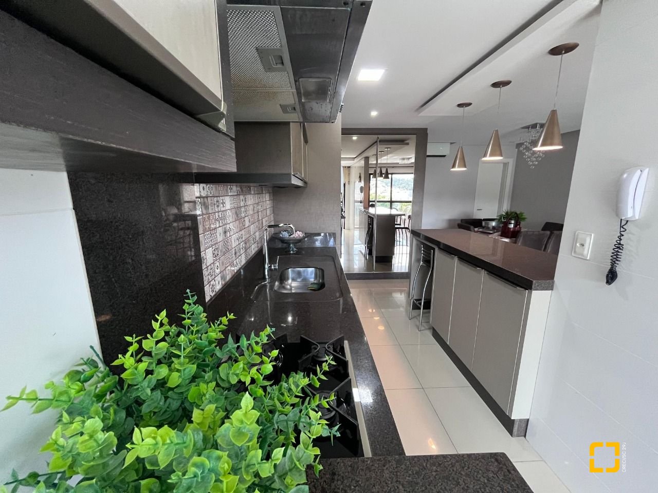 Apartamento com 116m², 6 quartos (sendo 3 suítes), 2 garagens, no bairro Kobrasol em São José