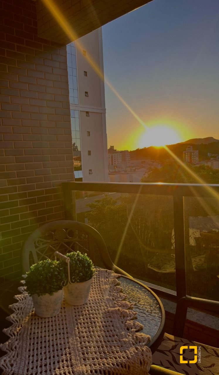 Apartamento com 116m², 6 quartos (sendo 3 suítes), 2 garagens, no bairro Kobrasol em São José