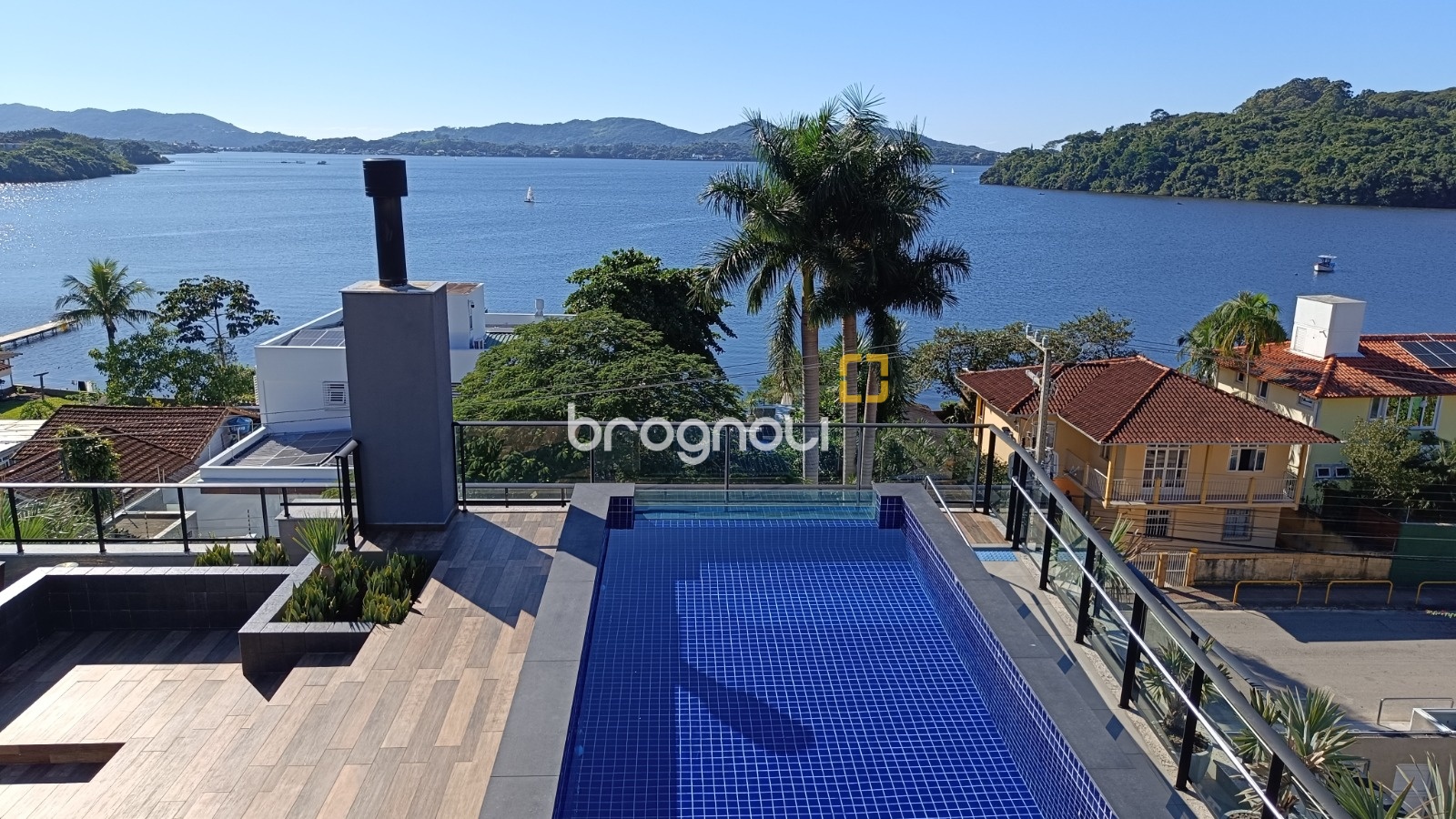 Apartamento com 103m², 2 quartos (sendo 1 suíte), 2 garagens, no bairro Lagoa da Conceição em Florianópolis