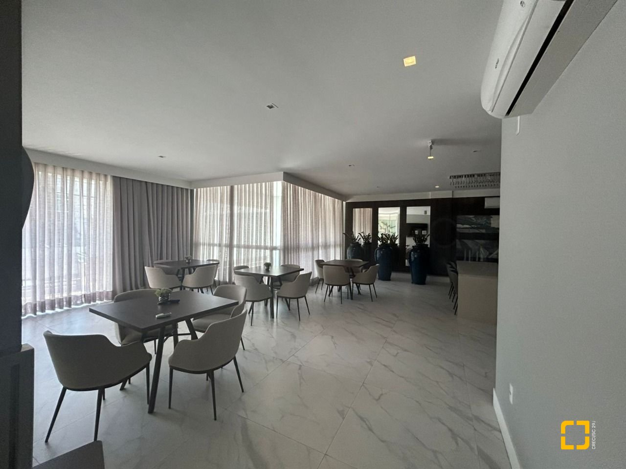 Cobertura com 289m², 3 quartos (sendo 3 suítes), 4 garagens, no bairro Estreito em Florianópolis