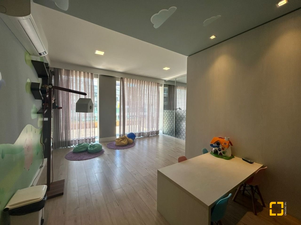 Cobertura com 289m², 3 quartos (sendo 3 suítes), 4 garagens, no bairro Estreito em Florianópolis