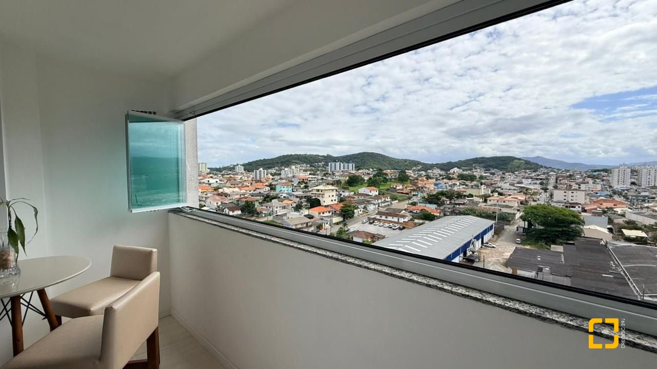 Apartamento com 63m², 2 quartos (sendo 1 suíte), 1 garagem, no bairro Areias em São José