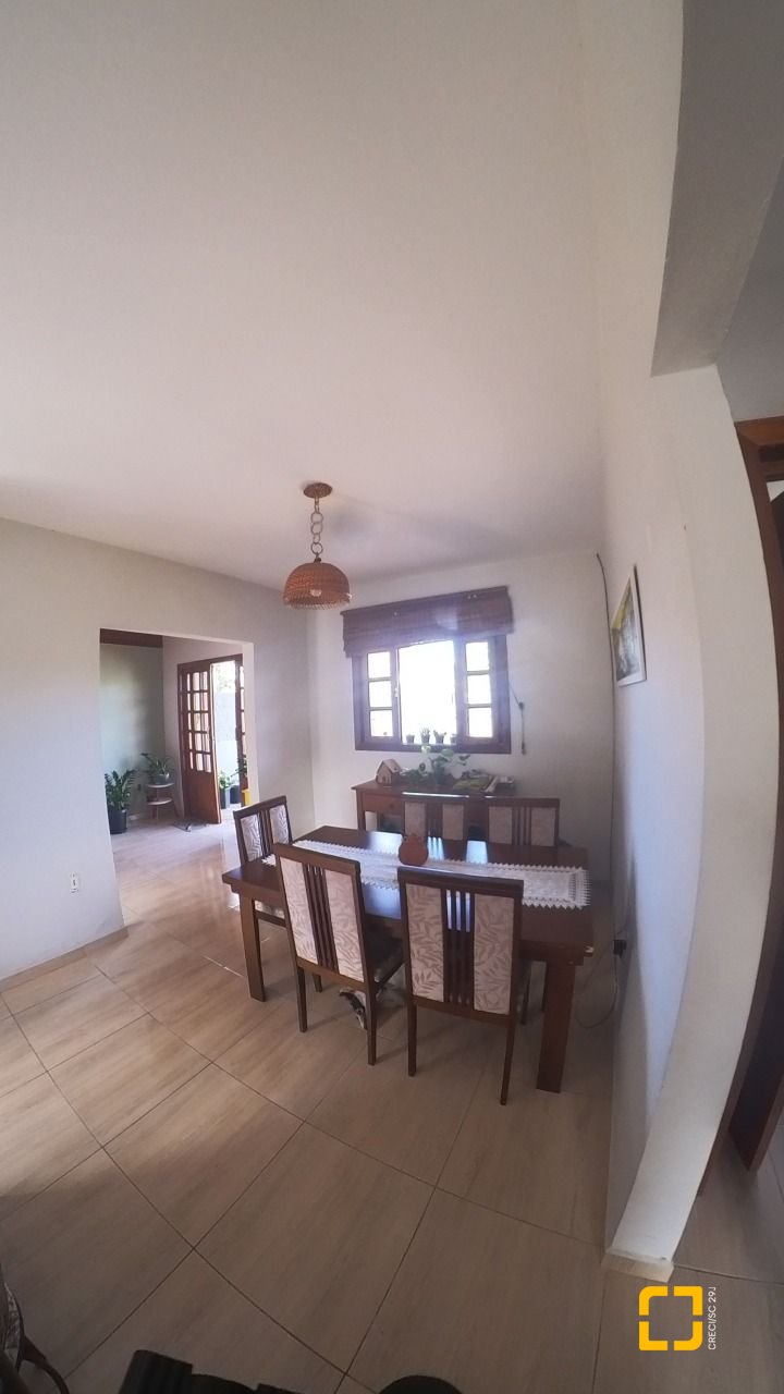 Casa com 83m², 2 quartos, 3 garagens, no bairro Rio Vermelho em Florianópolis