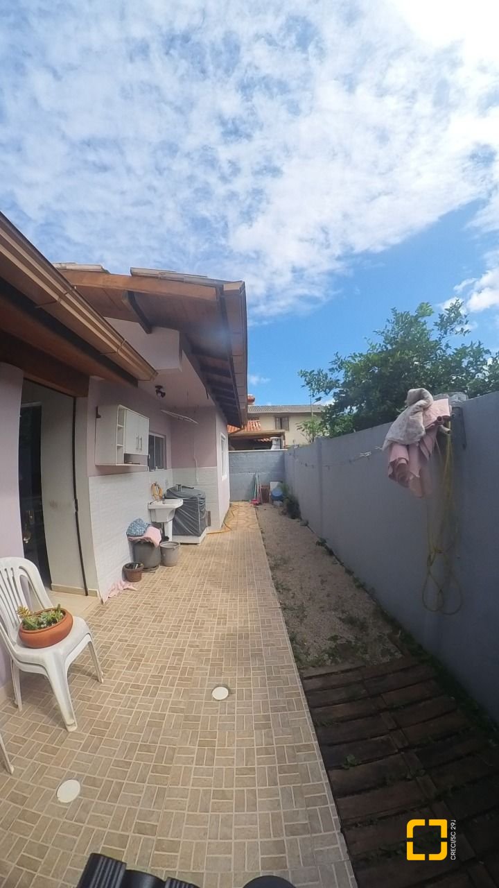 Casa com 83m², 2 quartos, 3 garagens, no bairro Rio Vermelho em Florianópolis