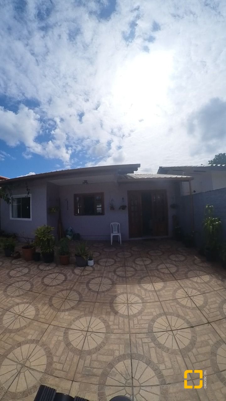 Casa com 83m², 2 quartos, 3 garagens, no bairro Rio Vermelho em Florianópolis
