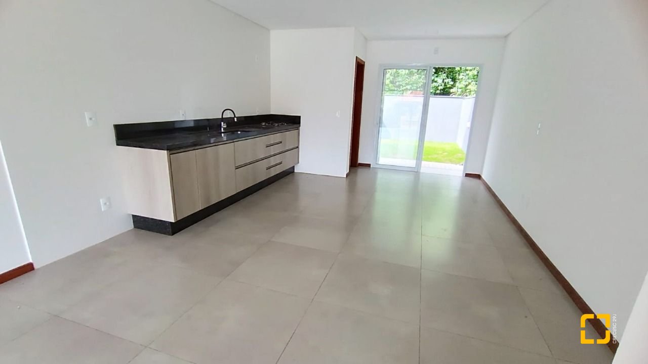Casa com 123m², 4 quartos (sendo 1 suíte), 1 garagem, no bairro Campeche em Florianópolis