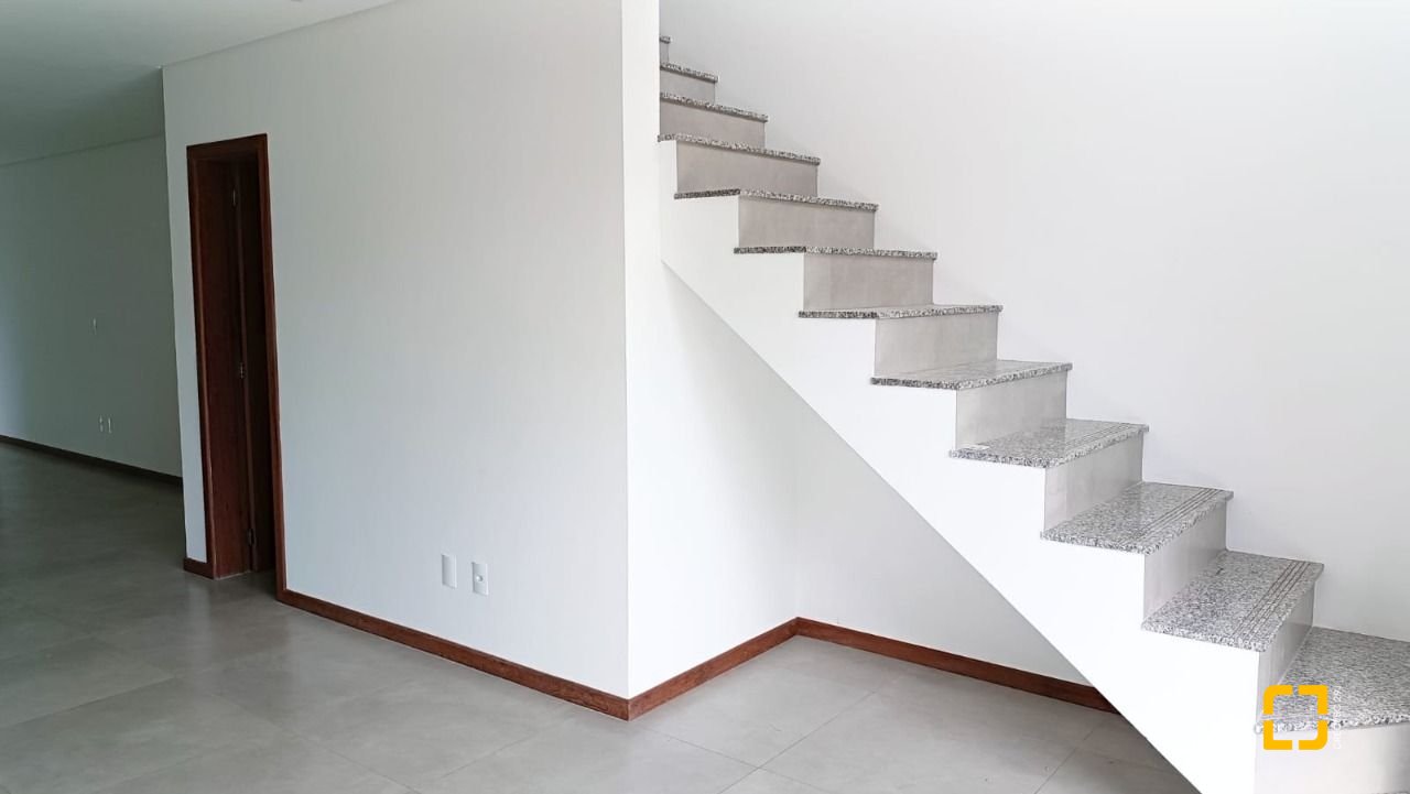 Casa com 123m², 4 quartos (sendo 1 suíte), 1 garagem, no bairro Campeche em Florianópolis