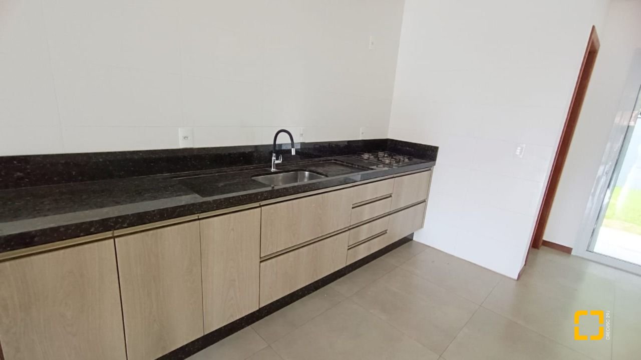 Casa com 123m², 4 quartos (sendo 1 suíte), 1 garagem, no bairro Campeche em Florianópolis