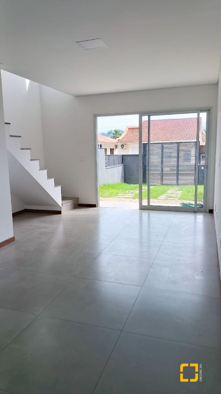 Casa com 123m², 4 quartos (sendo 1 suíte), 1 garagem, no bairro Campeche em Florianópolis