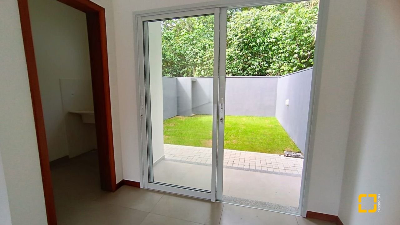 Casa com 123m², 4 quartos (sendo 1 suíte), 1 garagem, no bairro Campeche em Florianópolis