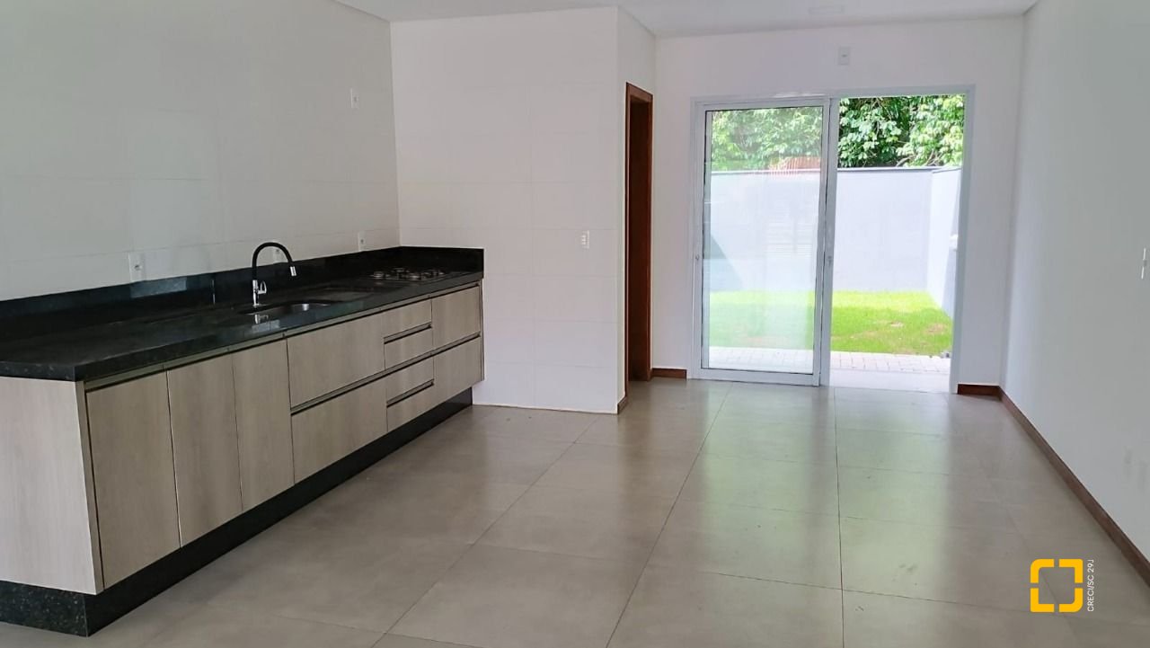 Casa com 123m², 4 quartos (sendo 1 suíte), 1 garagem, no bairro Campeche em Florianópolis