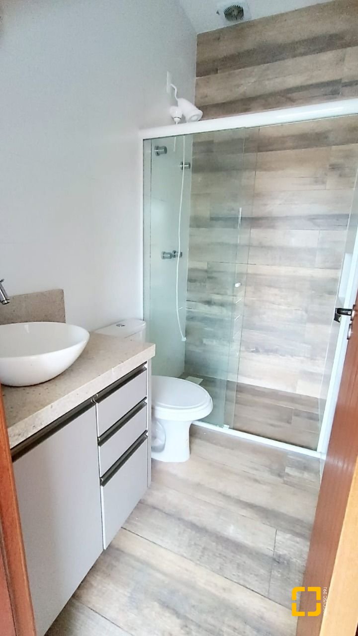 Casa com 123m², 4 quartos (sendo 1 suíte), 1 garagem, no bairro Campeche em Florianópolis