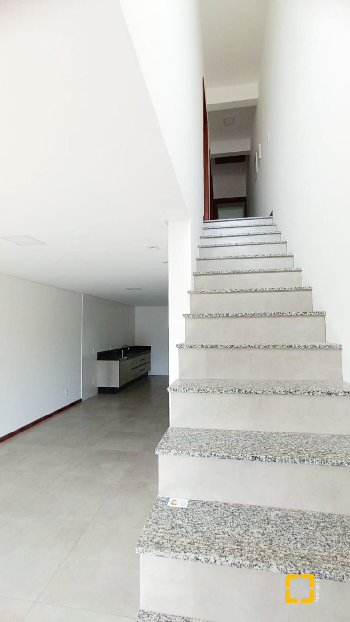 Casa com 123m², 4 quartos (sendo 1 suíte), 1 garagem, no bairro Campeche em Florianópolis