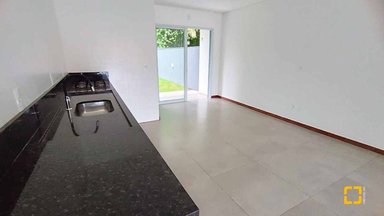 Casa com 123m², 4 quartos (sendo 1 suíte), 1 garagem, no bairro Campeche em Florianópolis
