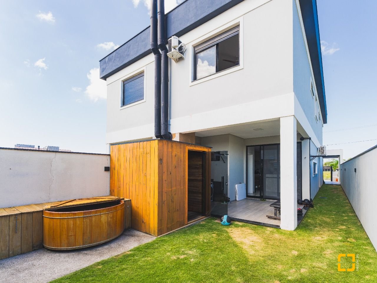 Casa com 160m², 4 quartos (sendo 1 suíte), 2 garagens, no bairro Campeche em Florianópolis