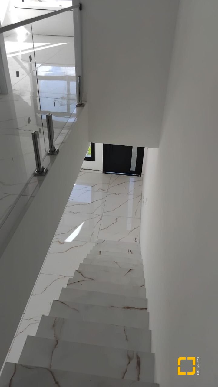 Casa com 140m², 6 quartos (sendo 3 suítes), 2 garagens, no bairro Ingleses em Florianópolis