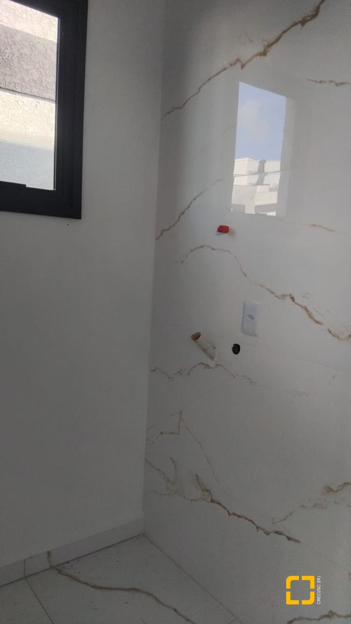 Casa com 140m², 6 quartos (sendo 3 suítes), 2 garagens, no bairro Ingleses em Florianópolis