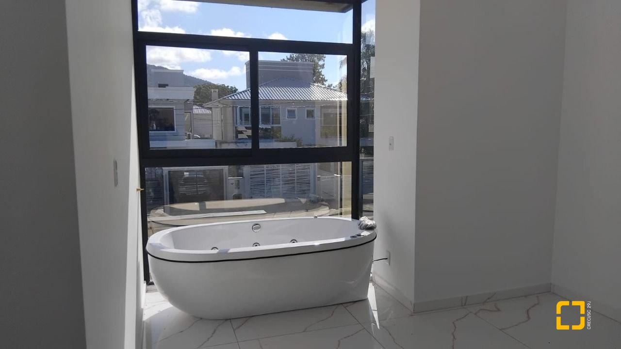 Casa com 140m², 6 quartos (sendo 3 suítes), 2 garagens, no bairro Ingleses em Florianópolis