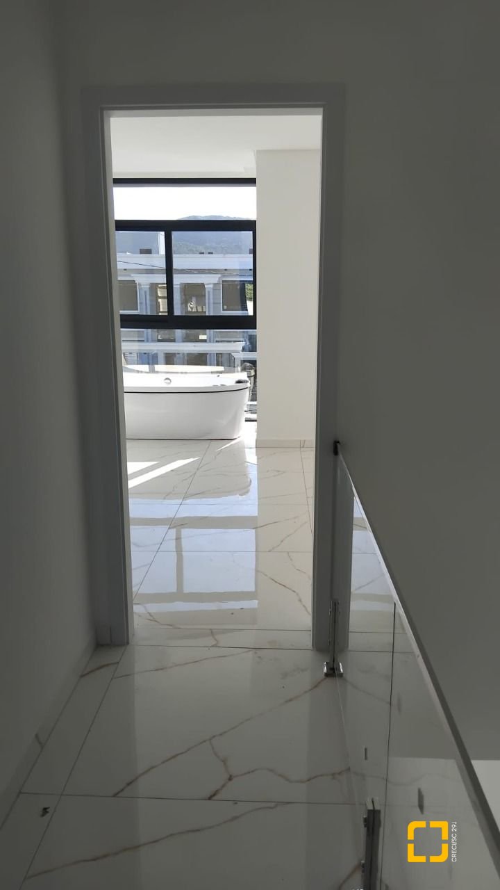 Casa com 140m², 6 quartos (sendo 3 suítes), 2 garagens, no bairro Ingleses em Florianópolis