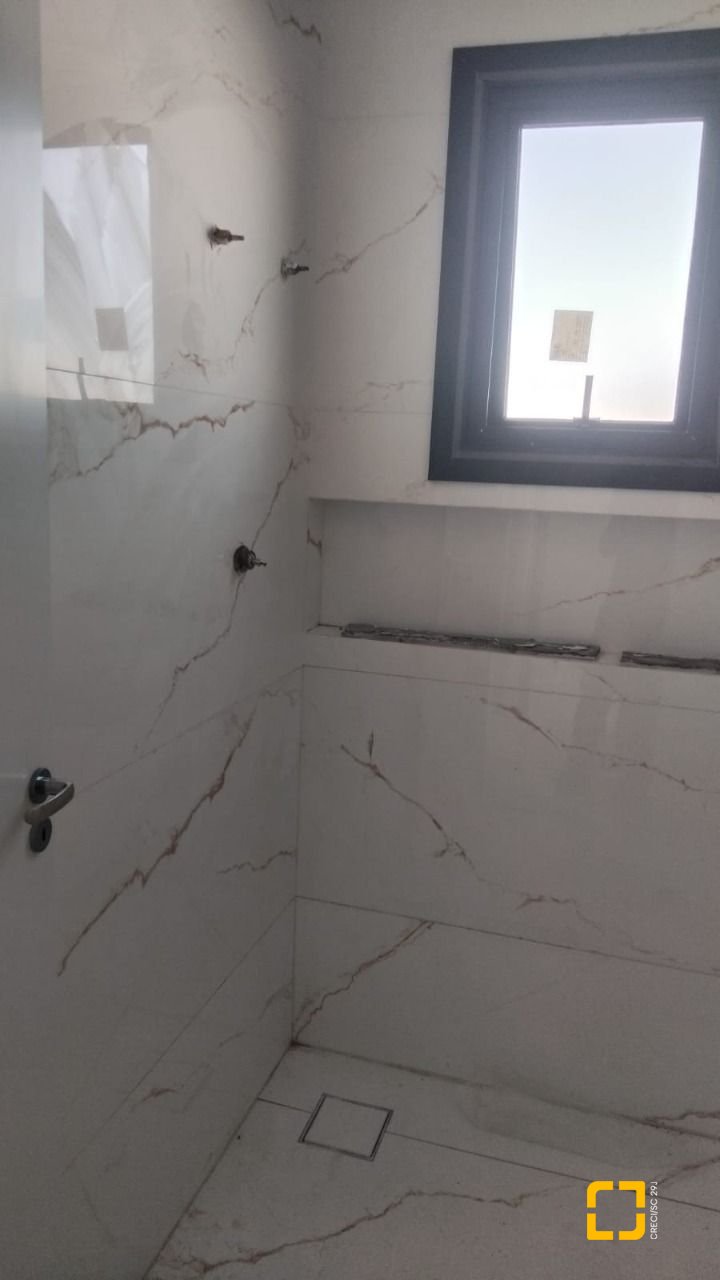 Casa com 140m², 6 quartos (sendo 3 suítes), 2 garagens, no bairro Ingleses em Florianópolis