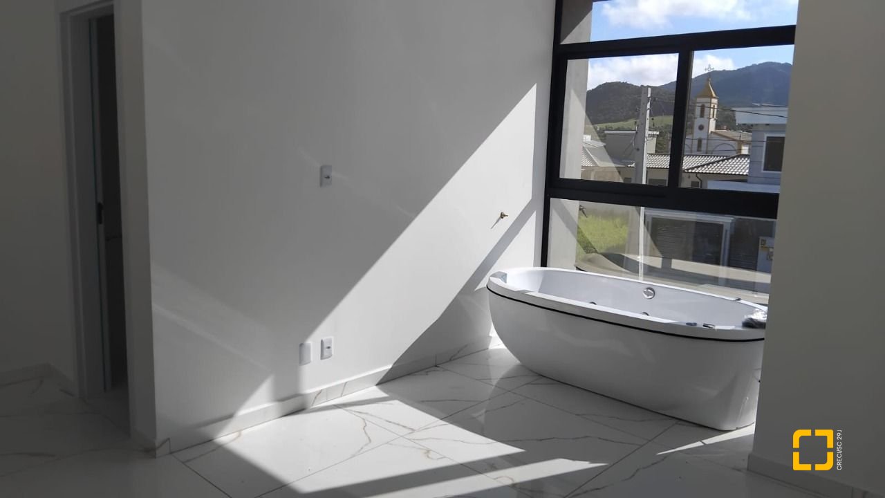 Casa com 140m², 6 quartos (sendo 3 suítes), 2 garagens, no bairro Ingleses em Florianópolis