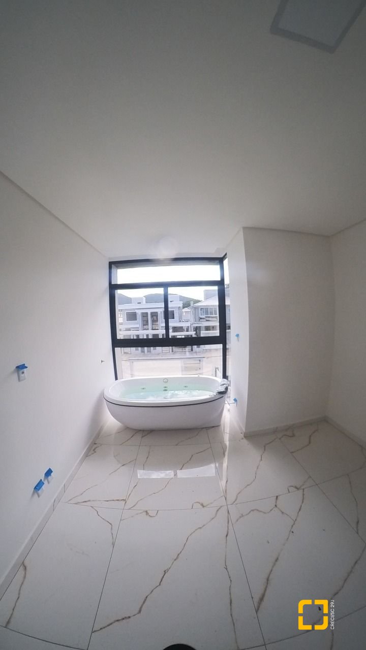 Casa com 140m², 6 quartos (sendo 3 suítes), 2 garagens, no bairro Ingleses em Florianópolis