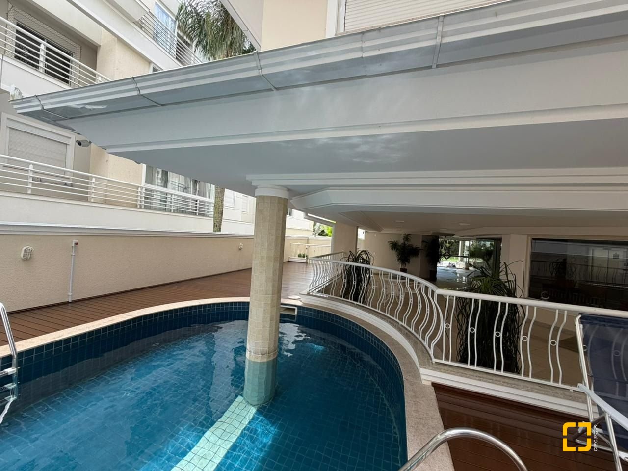 Apartamento com 102m², 4 quartos (sendo 1 suíte), 1 garagem, no bairro Jurerê Internacional em Florianópolis