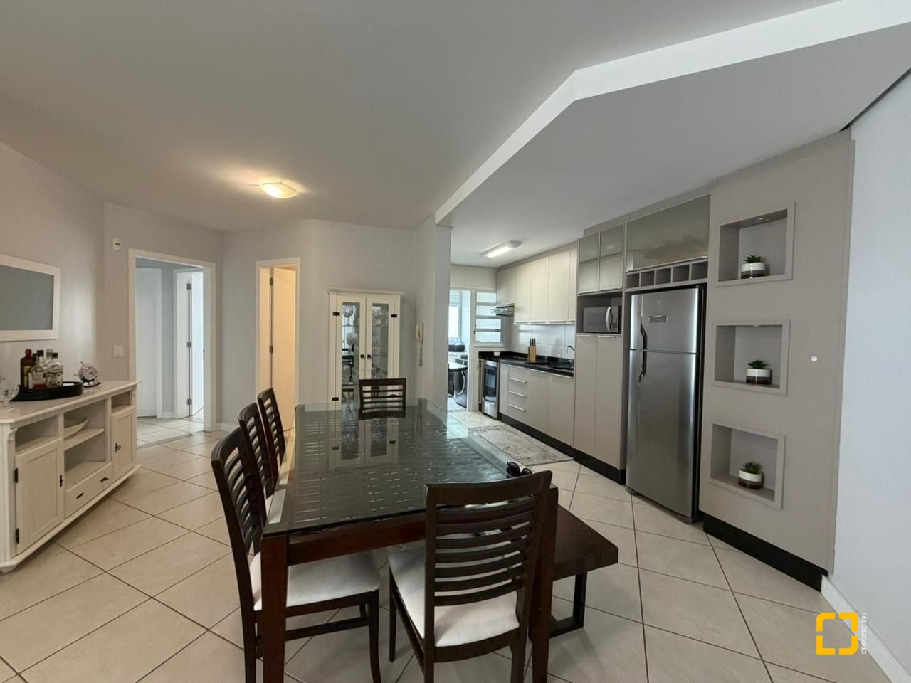Apartamento com 102m², 4 quartos (sendo 1 suíte), 1 garagem, no bairro Jurerê Internacional em Florianópolis