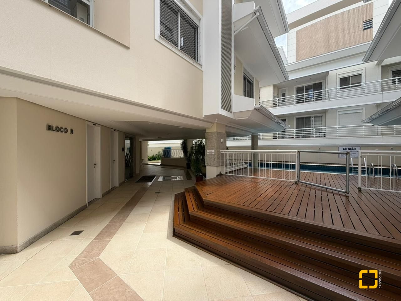 Apartamento com 102m², 4 quartos (sendo 1 suíte), 1 garagem, no bairro Jurerê Internacional em Florianópolis