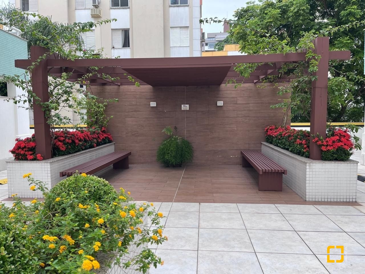 Apartamento com 67m², 3 quartos (sendo 1 suíte), 1 garagem, no bairro Abraão em Florianópolis