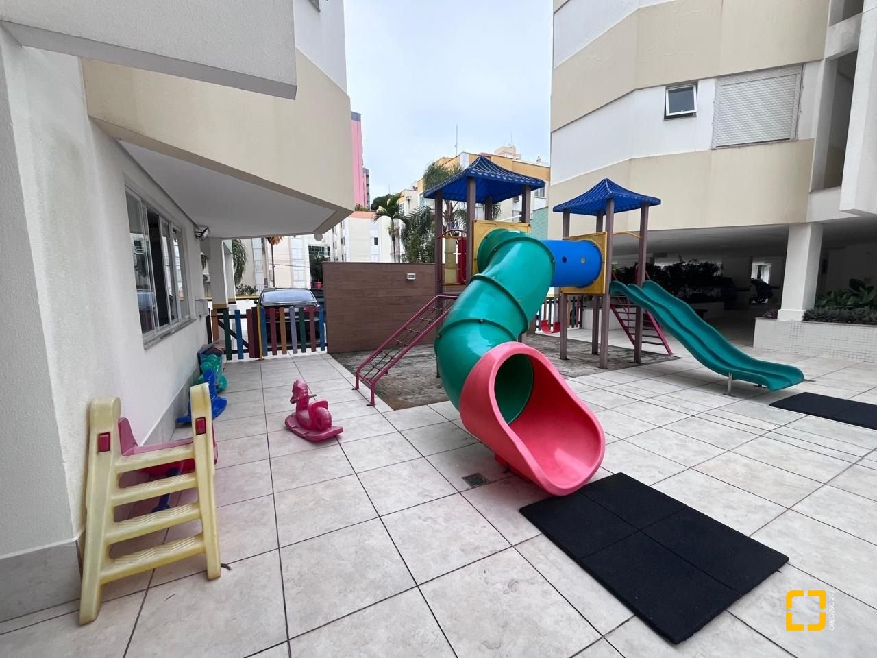 Apartamento com 67m², 3 quartos (sendo 1 suíte), 1 garagem, no bairro Abraão em Florianópolis