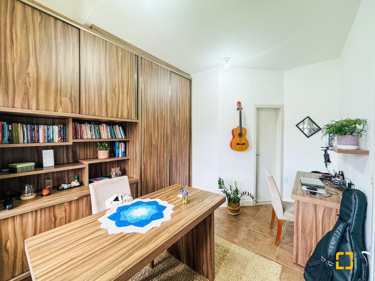 Casa com 239m², 6 quartos (sendo 1 suíte), 2 garagens, no bairro Carianos em Florianópolis