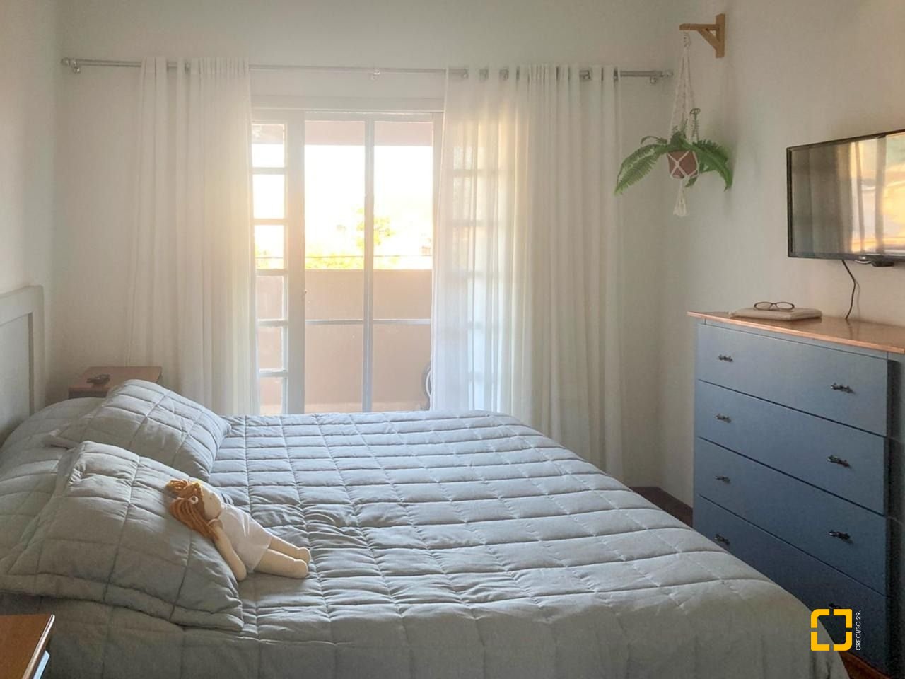 Casa com 239m², 6 quartos (sendo 1 suíte), 2 garagens, no bairro Carianos em Florianópolis