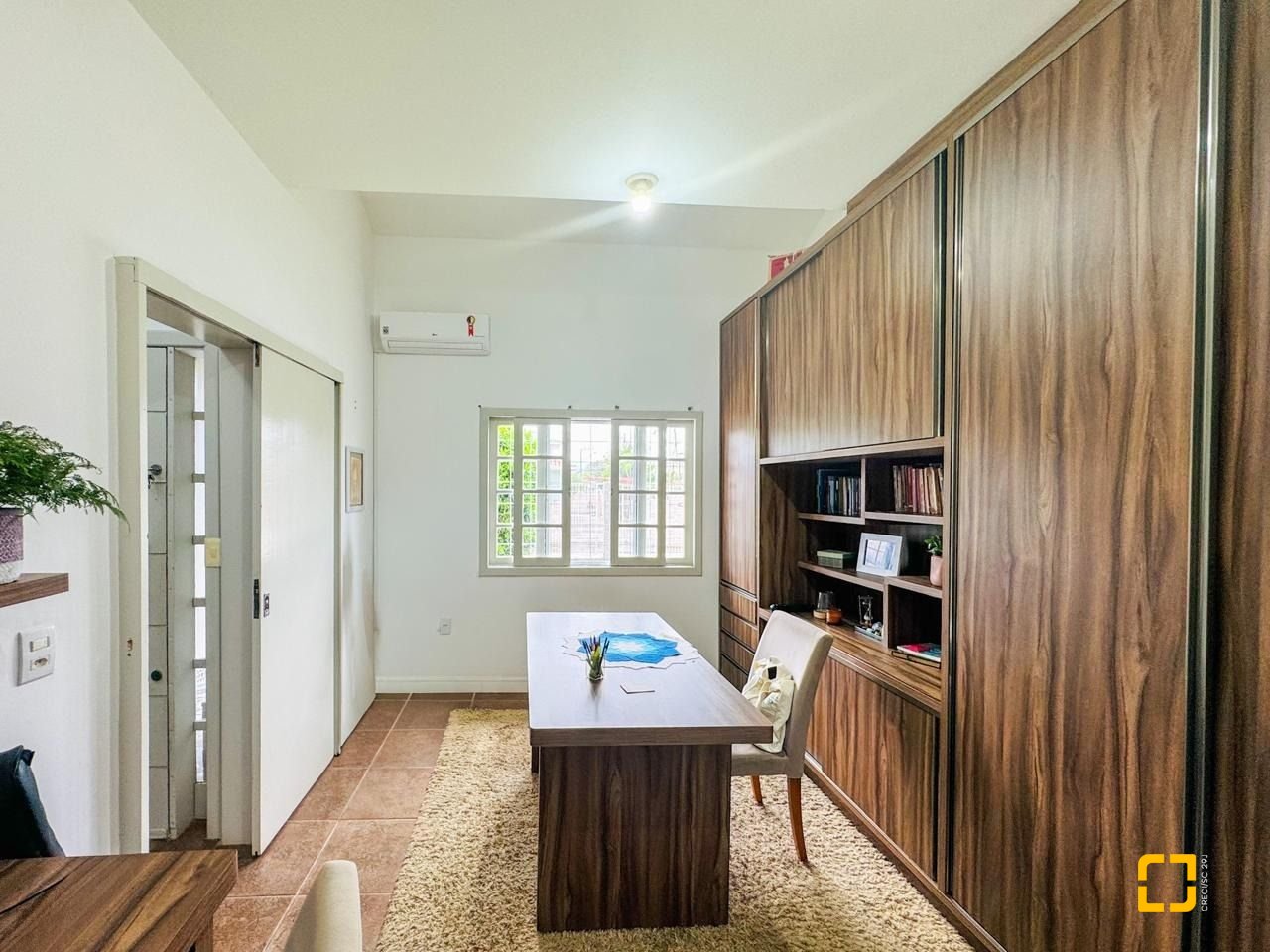 Casa com 239m², 6 quartos (sendo 1 suíte), 2 garagens, no bairro Carianos em Florianópolis
