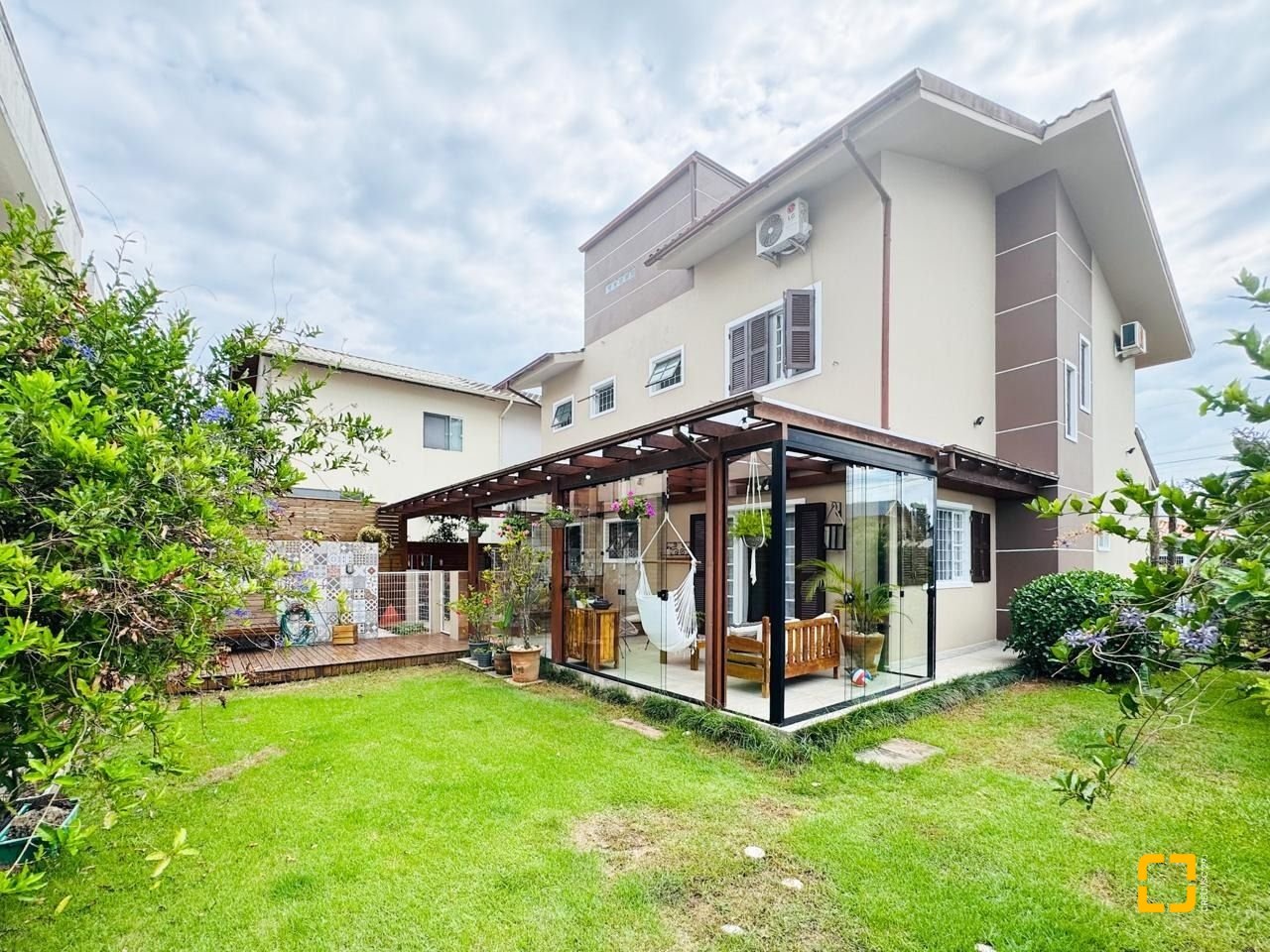 Casa com 239m², 6 quartos (sendo 1 suíte), 2 garagens, no bairro Carianos em Florianópolis