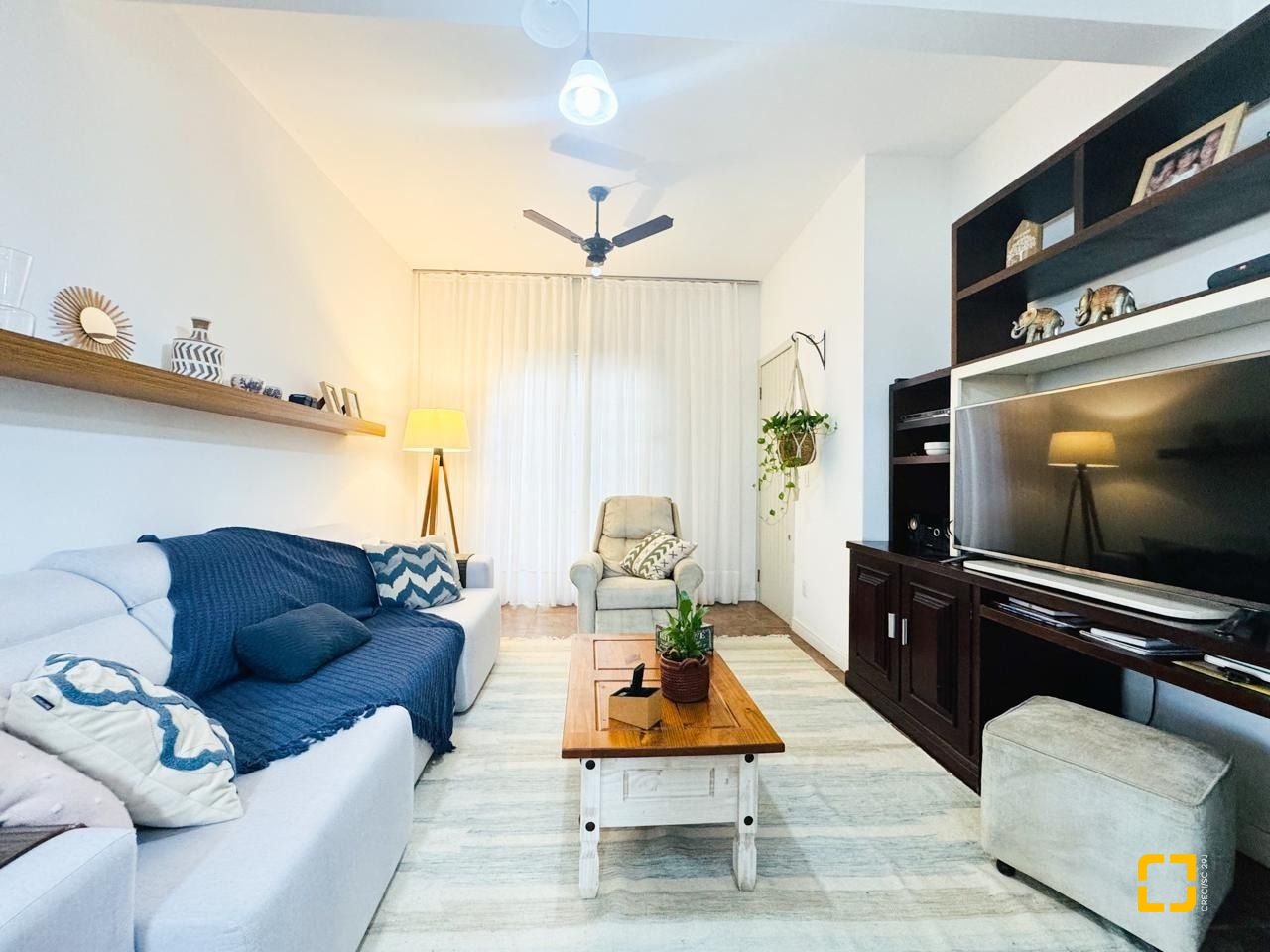 Casa com 239m², 6 quartos (sendo 1 suíte), 2 garagens, no bairro Carianos em Florianópolis