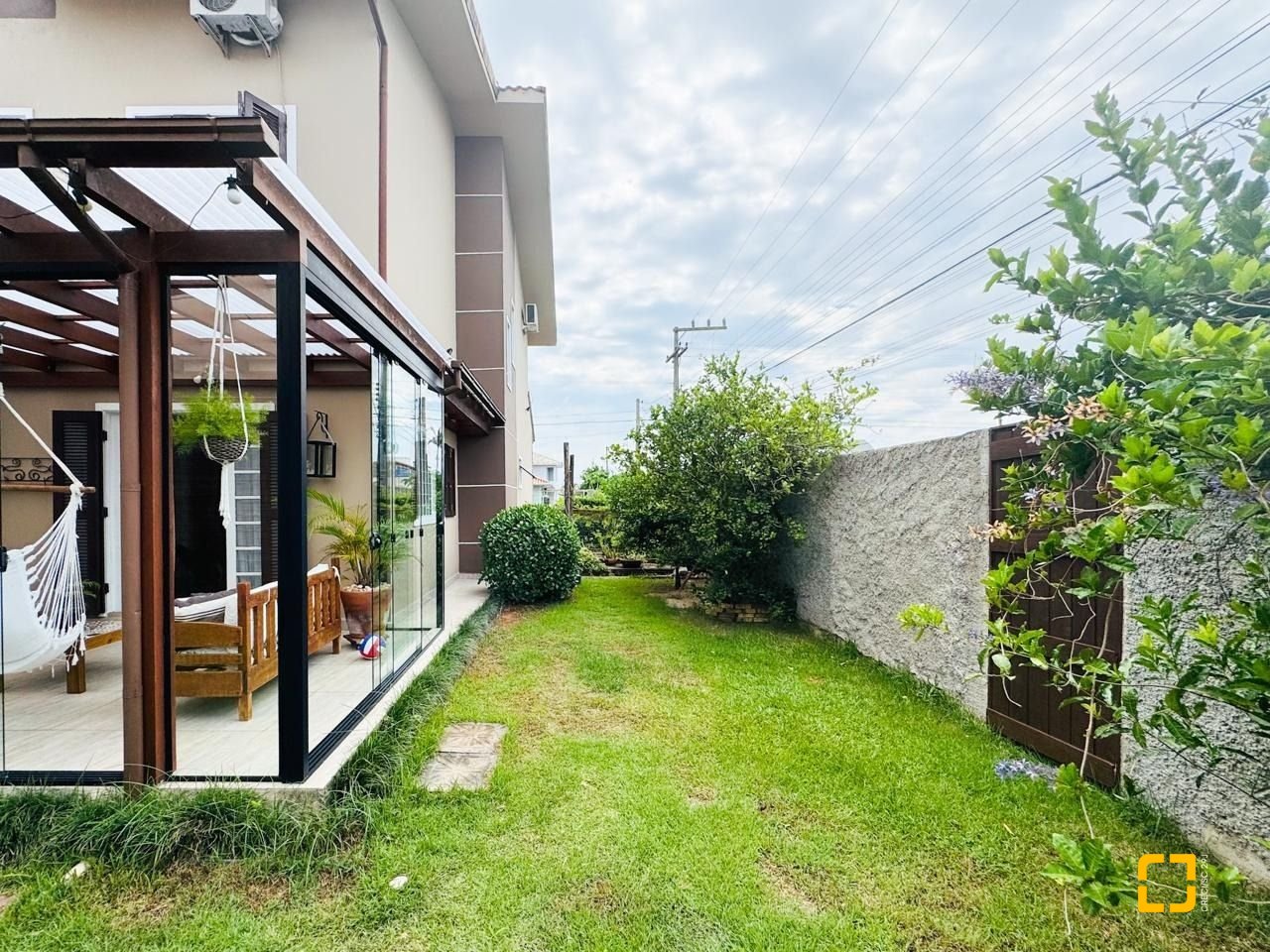 Casa com 239m², 6 quartos (sendo 1 suíte), 2 garagens, no bairro Carianos em Florianópolis