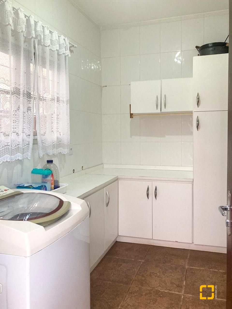 Casa com 239m², 6 quartos (sendo 1 suíte), 2 garagens, no bairro Carianos em Florianópolis
