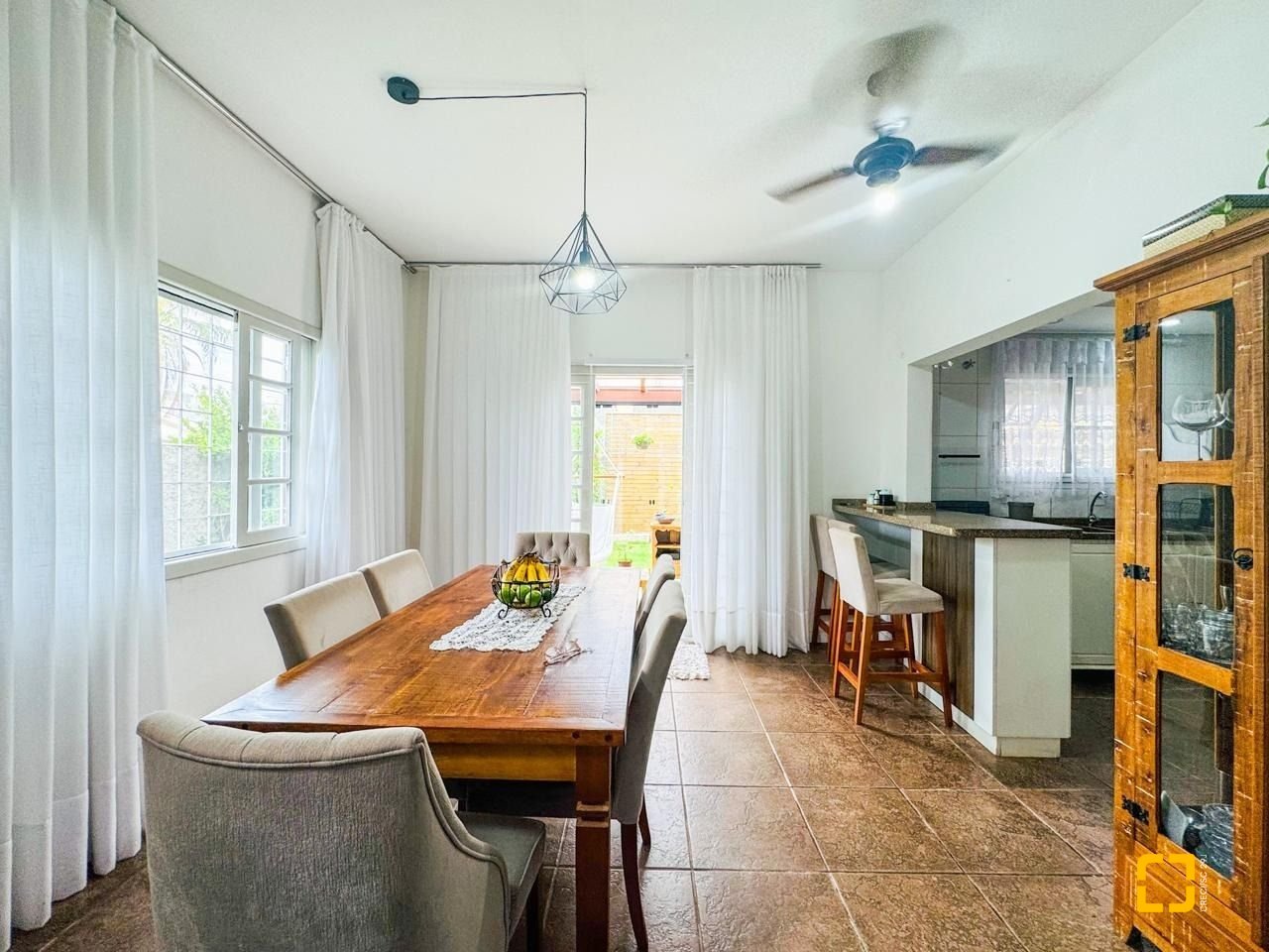 Casa com 239m², 6 quartos (sendo 1 suíte), 2 garagens, no bairro Carianos em Florianópolis