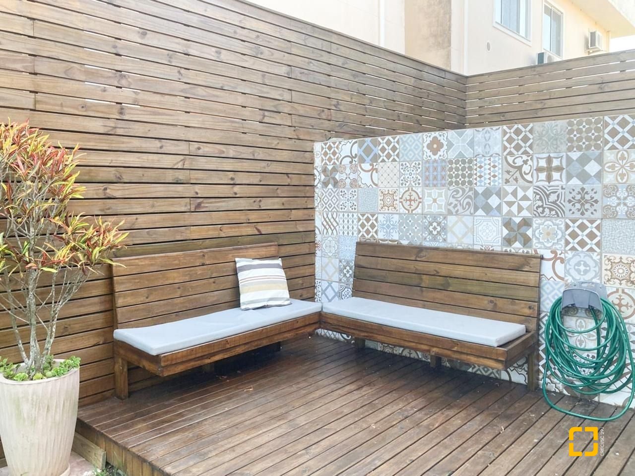 Casa com 239m², 6 quartos (sendo 1 suíte), 2 garagens, no bairro Carianos em Florianópolis