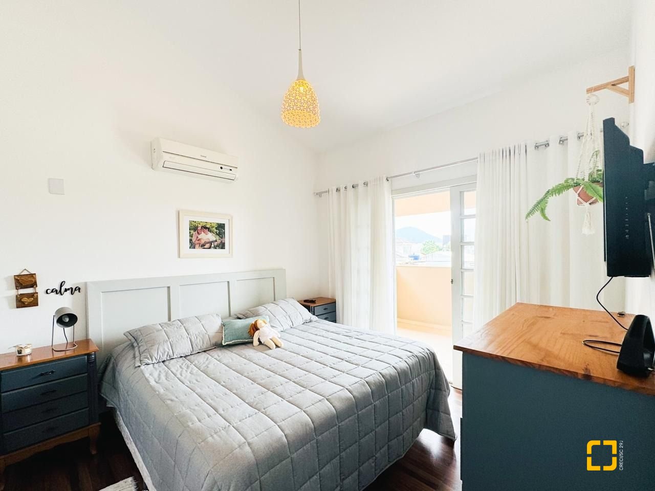 Casa com 239m², 6 quartos (sendo 1 suíte), 2 garagens, no bairro Carianos em Florianópolis
