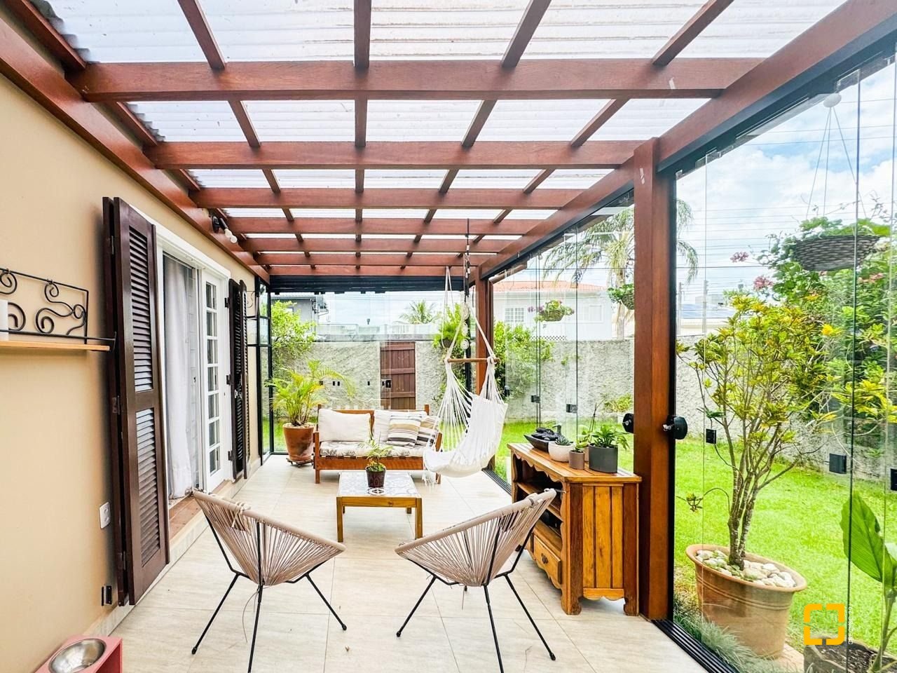 Casa com 239m², 6 quartos (sendo 1 suíte), 2 garagens, no bairro Carianos em Florianópolis