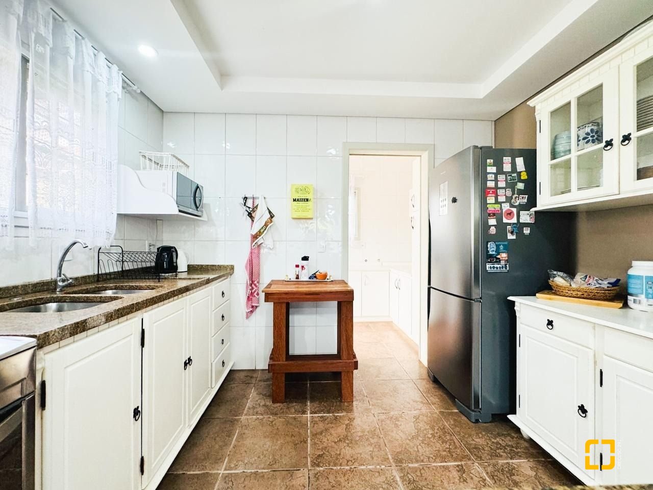 Casa com 239m², 6 quartos (sendo 1 suíte), 2 garagens, no bairro Carianos em Florianópolis