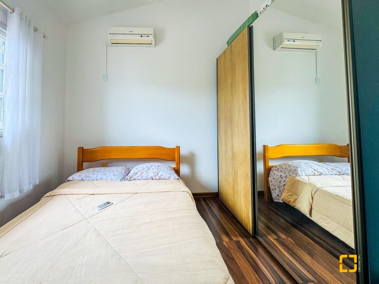 Casa com 239m², 6 quartos (sendo 1 suíte), 2 garagens, no bairro Carianos em Florianópolis