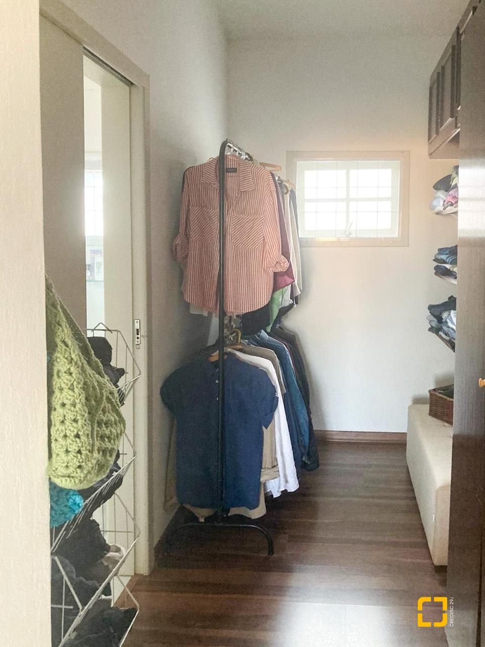 Casa com 239m², 6 quartos (sendo 1 suíte), 2 garagens, no bairro Carianos em Florianópolis
