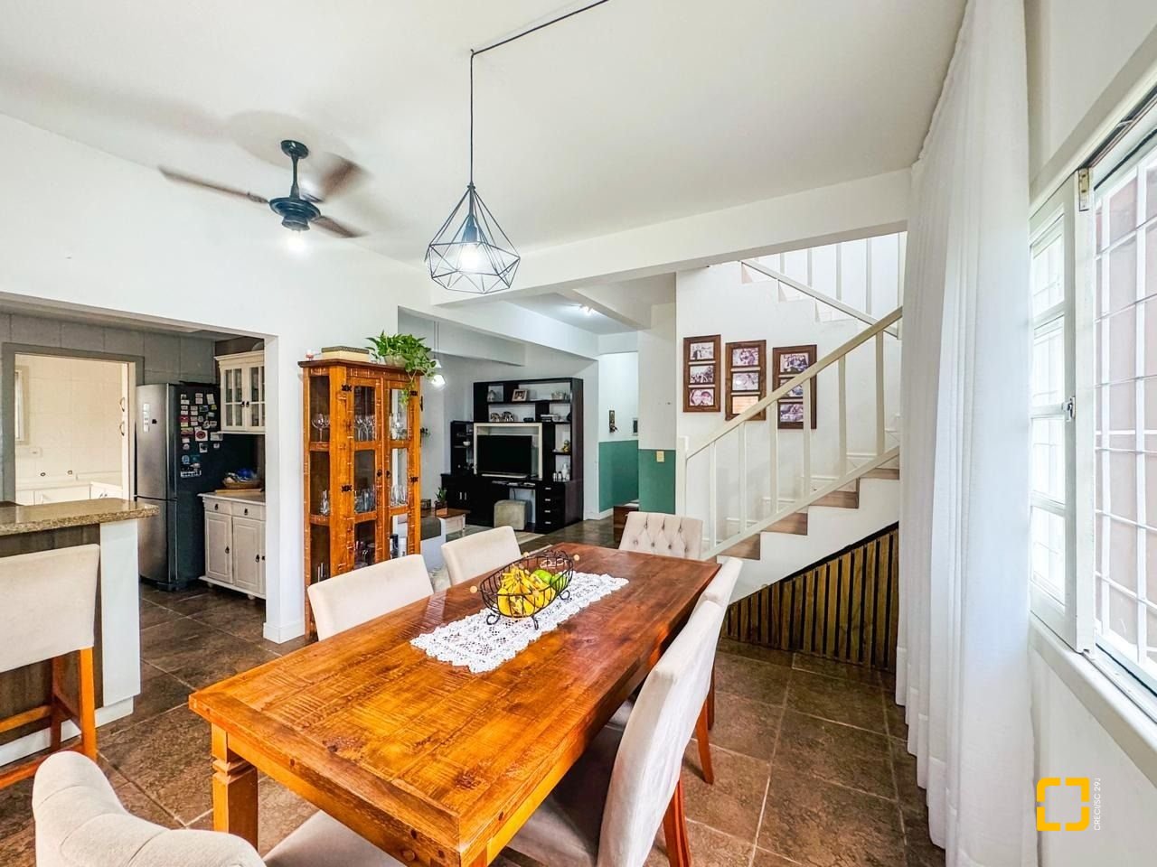 Casa com 239m², 6 quartos (sendo 1 suíte), 2 garagens, no bairro Carianos em Florianópolis