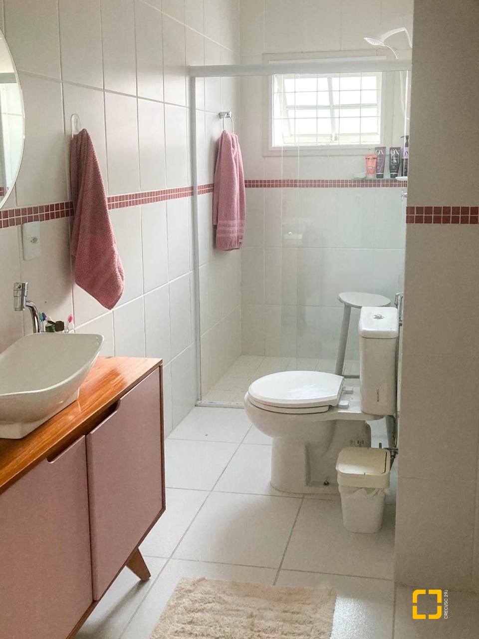 Casa com 239m², 6 quartos (sendo 1 suíte), 2 garagens, no bairro Carianos em Florianópolis