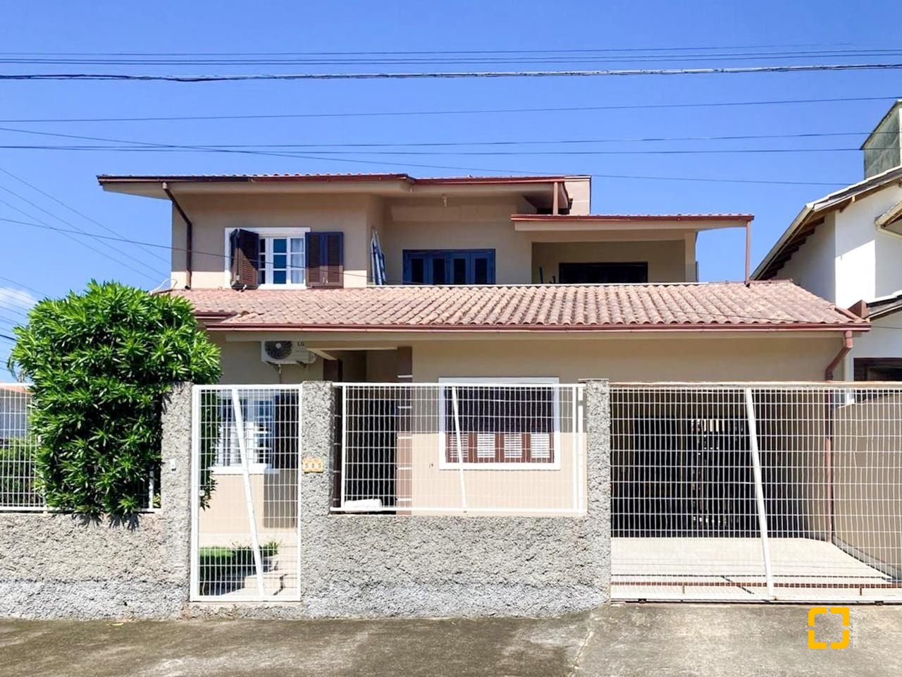 Casa com 239m², 6 quartos (sendo 1 suíte), 2 garagens, no bairro Carianos em Florianópolis