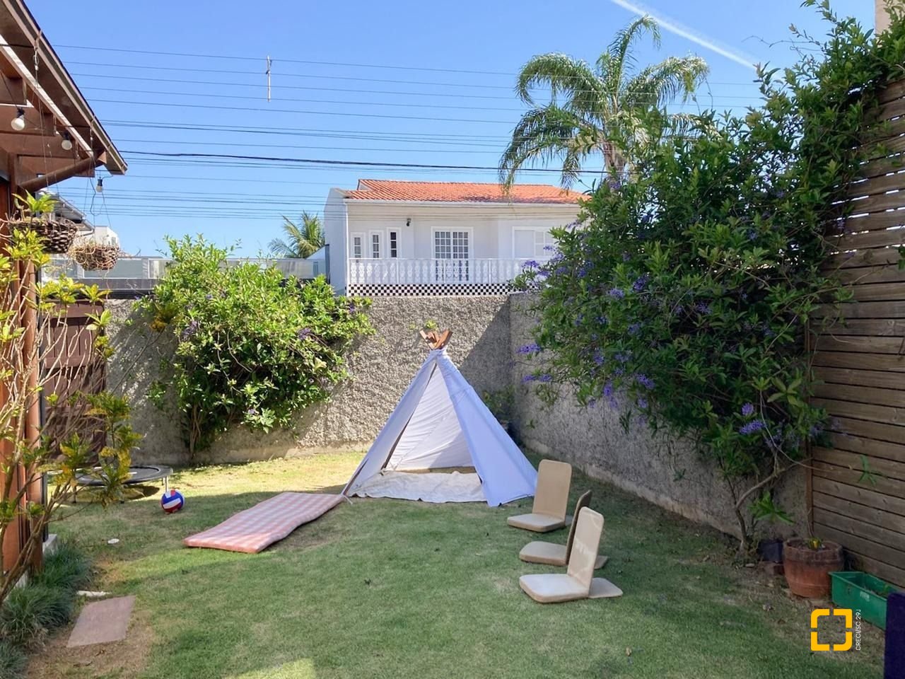 Casa com 239m², 6 quartos (sendo 1 suíte), 2 garagens, no bairro Carianos em Florianópolis