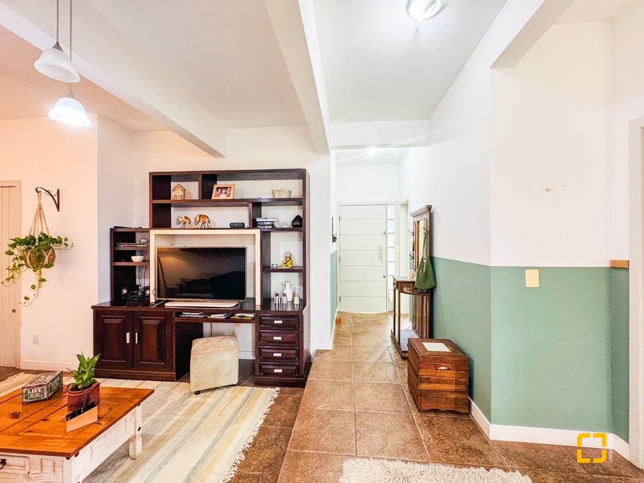 Casa com 239m², 6 quartos (sendo 1 suíte), 2 garagens, no bairro Carianos em Florianópolis